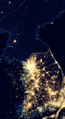 Et nattbilde av Nord- og Sør-Korea viser tydelig hvor stor forskjell det er på de to landenes utviklede infrastruktur, og dermed også deres økonomi. Kart: fn.no.